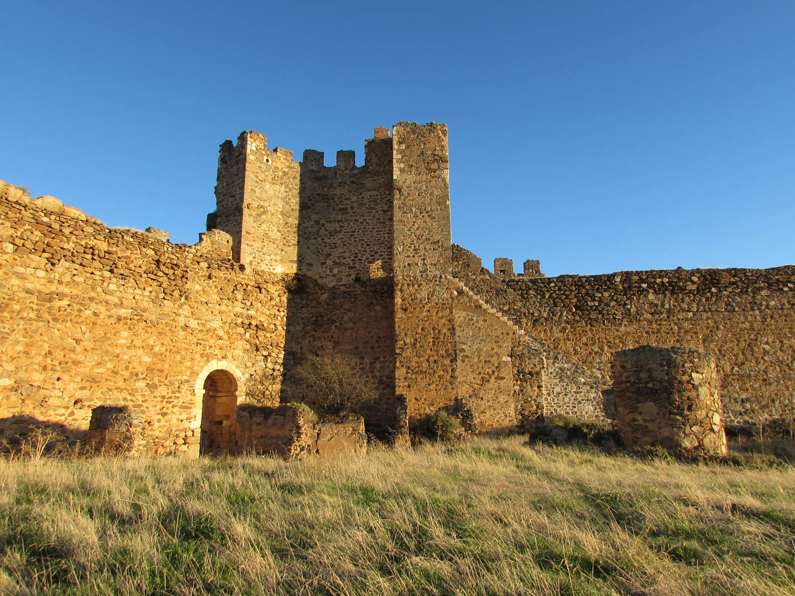 Img.11 Vista interior. Poterna (15), muro diafragma y torreón (30-31) escalera de acceso (19) a torre homenaje (25)