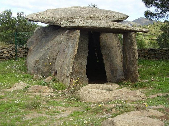 Dolmen Creu d’En Corbetella-Roses Dolmen Creu d’En Corbetella-Roses