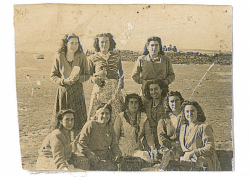 1945. Amigas. en la eras.