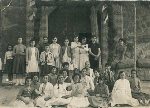 1955. Niñas. En el Arco de los Quintos. Fiestas del Cristo.