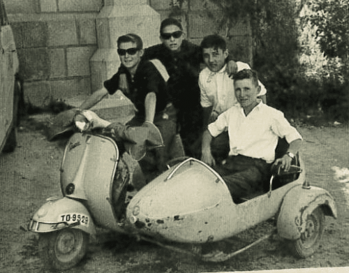 CHAVALES FRENTE A LA IGLESIA 1959