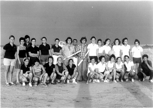 1974. Fútbol femenino. Ausentes Vs Presentes.