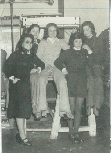 1975. Amigas. Salón del Tío Moreno.