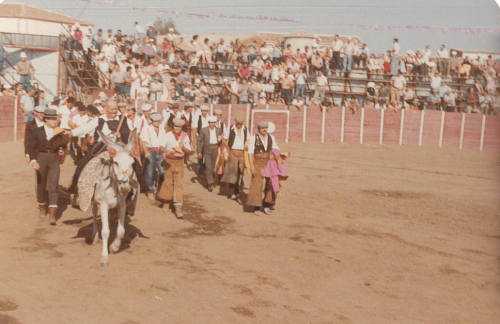 1984. Paseíllo 3. Plaza de toros portatil. Fiestas del Ausente.